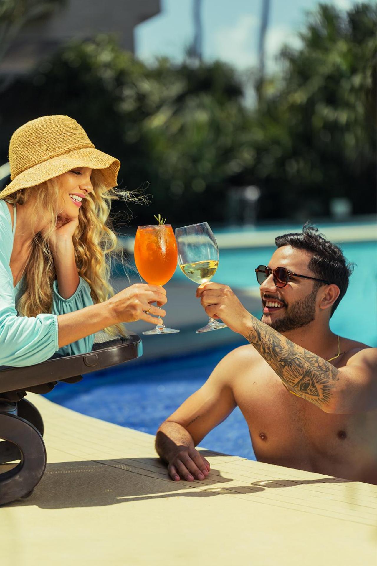 Ritz Lagoa Da Anta Hotel & Spa Maceió Zewnętrze zdjęcie A couple drinking Aperol Spritz and Hugo cocktails